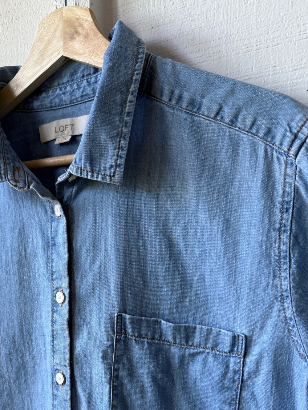 AT Loft Denim Chambray Button Down | EUC | Size L - Picture 3 of 7